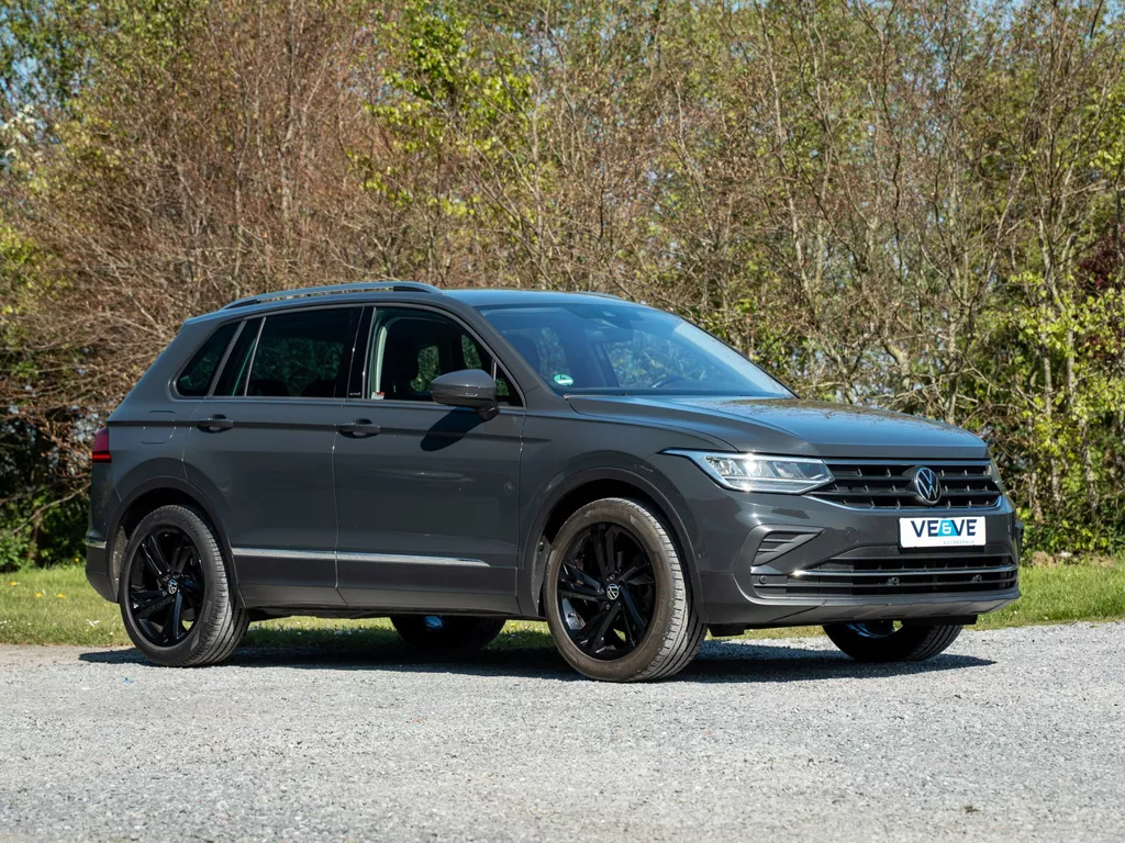 Volkswagen Tiguan 1.5 TSI Life Business // PDC // Camera // Navigatie // Stuur en stoelverwarming
