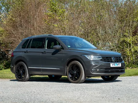 Volkswagen Tiguan 1.5 TSI Life Business // PDC // Camera // Navigatie // Stuur en stoelverwarming